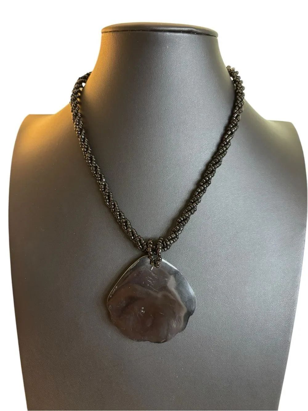 Beautiful Inlaid Fan Shell Pendant Necklace Featuring Mother-Of-Pearl & Abalone - Picture 5 of 6